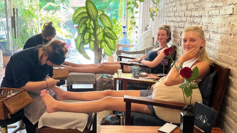 Have an entire day to spare? Go on a nail salon date with your friends! Credits to @dnailbarbali.