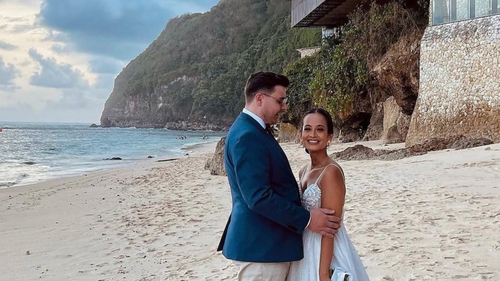 Say your wedding vows by the Indian Ocean. Credits to @oderfla_pov on Instagram.