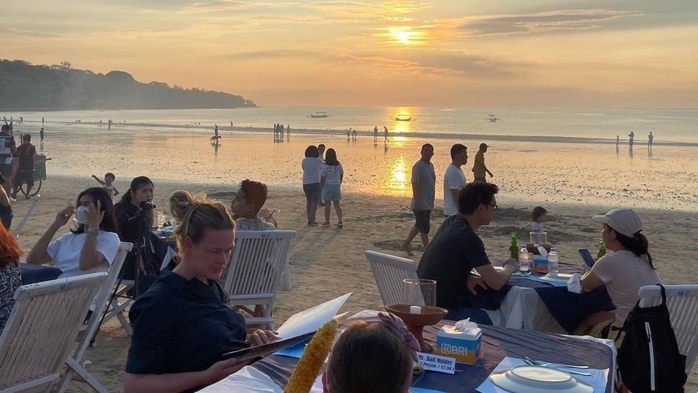 Just a few steps away from the shore, Menge Cafe's location is a testament to the freshness of its food. Credits: @where.liveats on Instagram