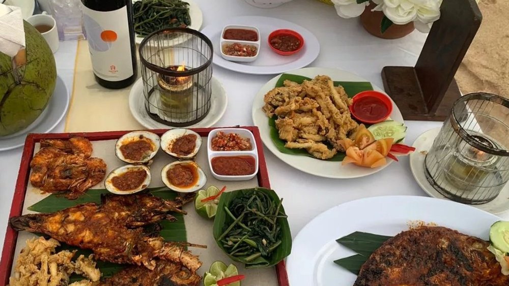 Great food + Great views = The perfect recipe mastered by Jimbaran Bay Seafood! Credits: @jimbaranbayseafood_ on Instagram