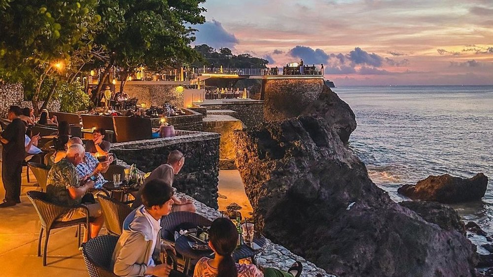 The Rock Bar's exceptional architecture is just one of the many things why it's loved by tourists across the world. Credits: @rockbarbali on Instagram