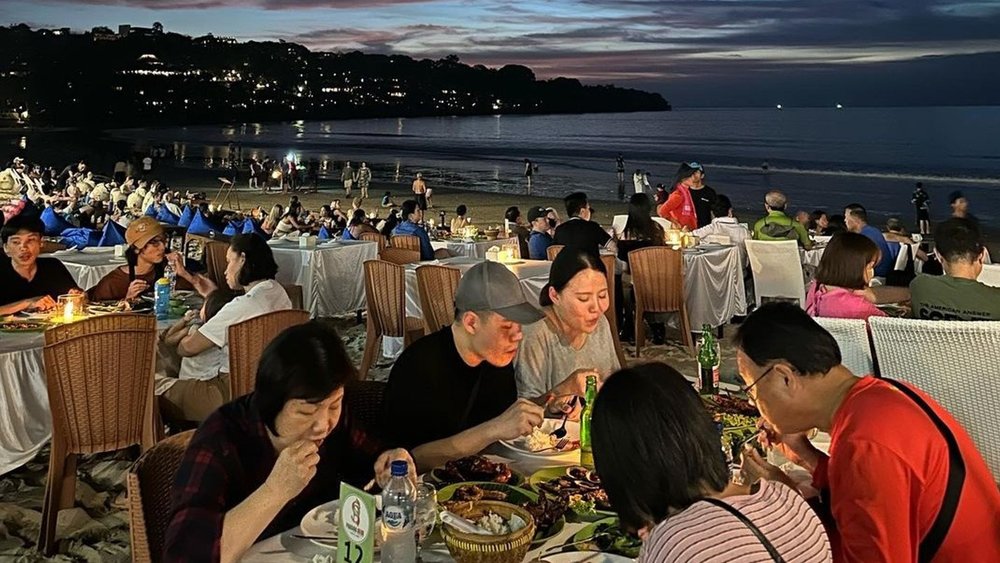 Enjoy a moonlit dinner with your loved ones by the shore at Pandan Sari Cafe. Credits: @pandansari.jimbaran on Instagram