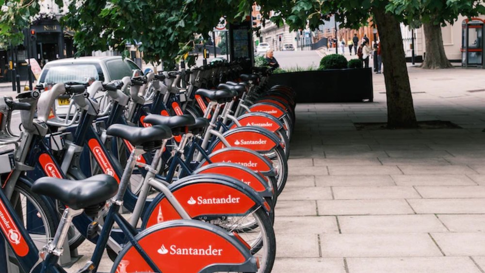 Feel like a main character in a British film as you bike around London! Credits to Taylor Floyd Mews on Unsplash