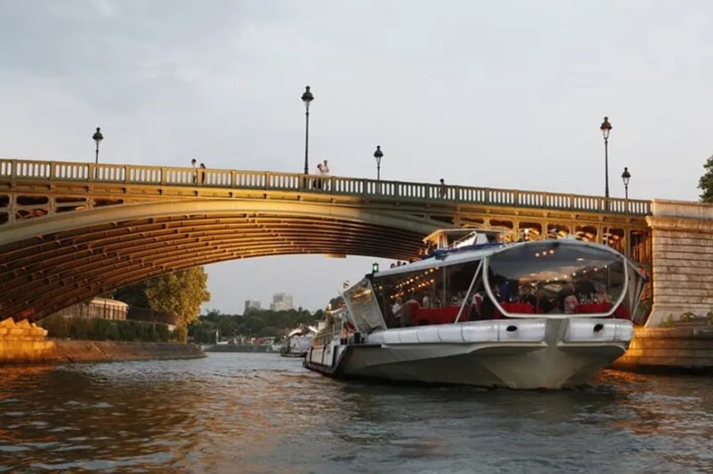 Bateaux Mouches Cruise in the sea