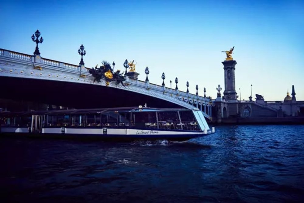 A cruise in the river of Sienne