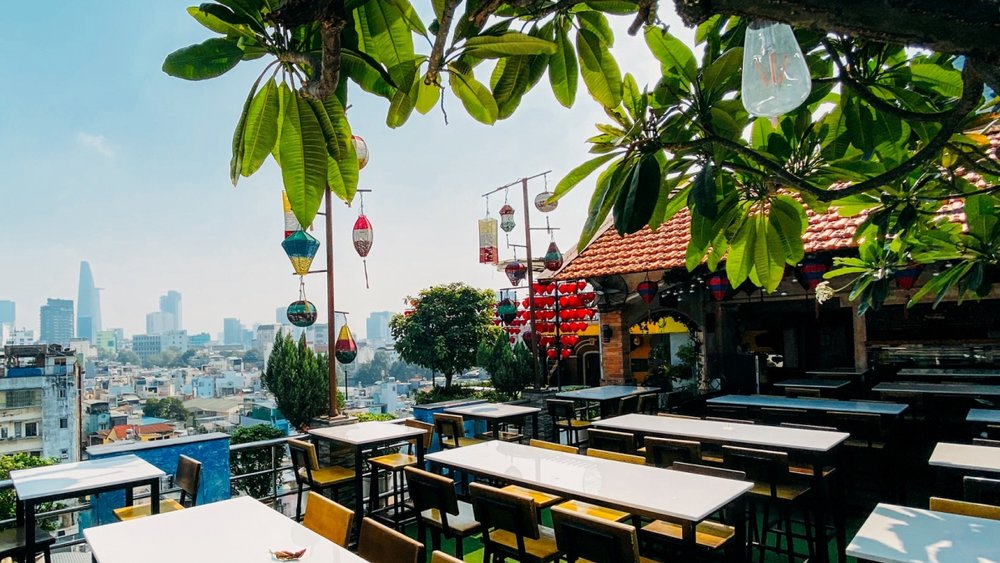 Quang cảnh quán bar trên sân thượng thành phố Hồ Chí Minh