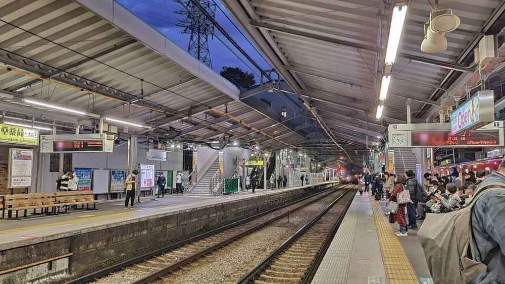 The train stations are busy even at night! Credits: @its.kat.___