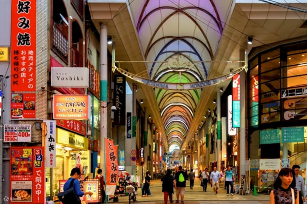 ฮิโรชิมะมีย่านใจกลางเมืองที่พลุกพล่าน โดยมีจุดเด่นคือถนนฮอนโดริ ซึ่งมีร้านค้าและร้านอาหารเรียงราย