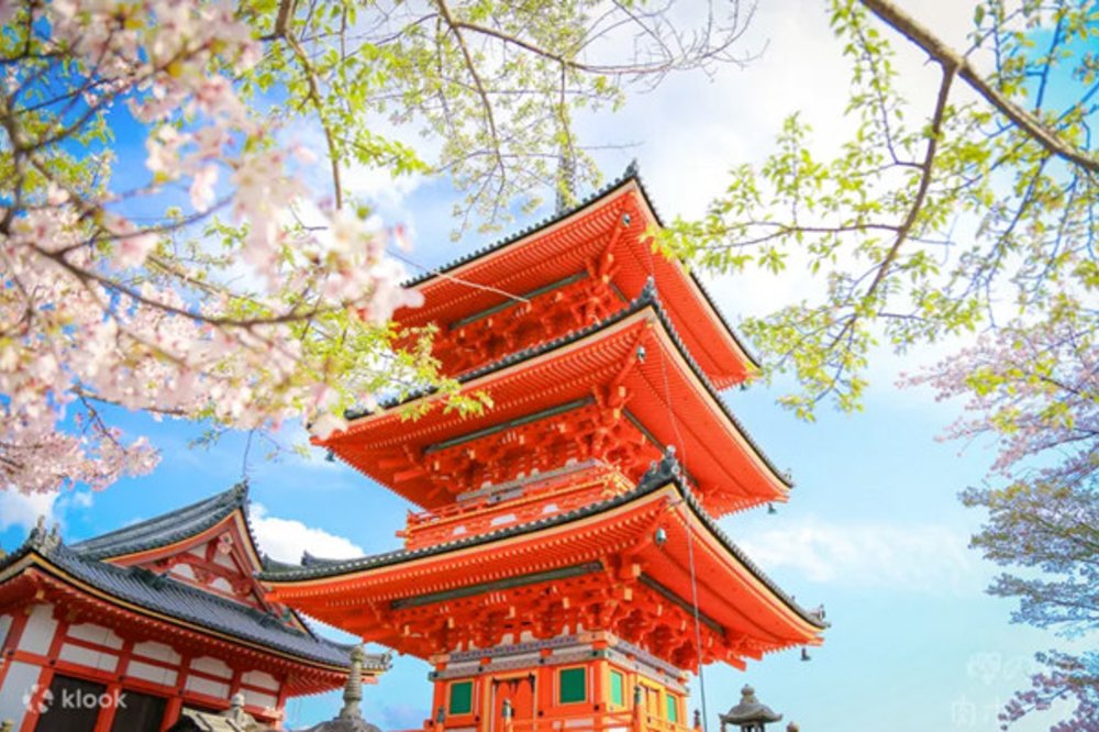 วัดคิโยมิสึสร้างขึ้นในปี 778 เป็นวัดที่เก่าแก่ที่สุดในเกียวโตและเป็นสมบัติของชาติญี่ปุ่น