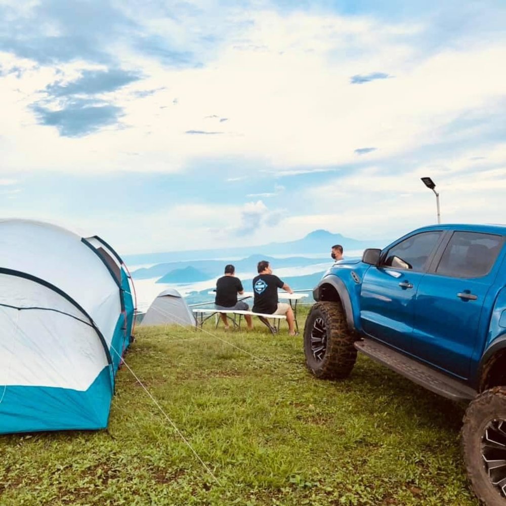 People camping with the sea of cloud view