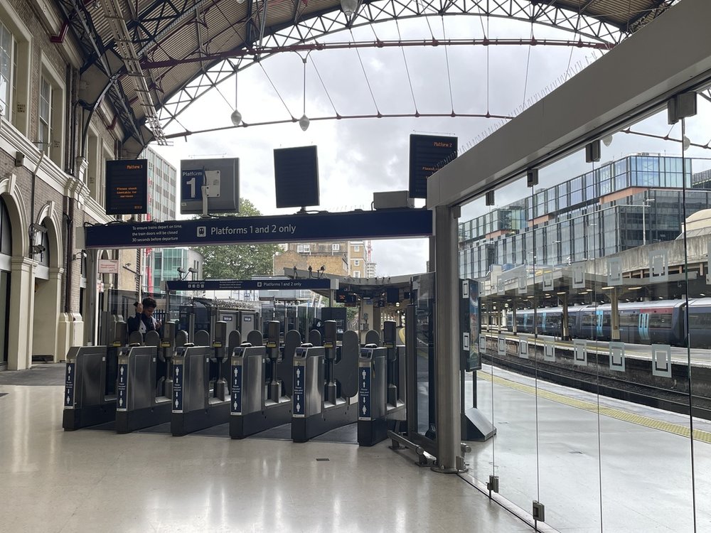 91618 Cotswolds Assembly Point (train platform entrance)