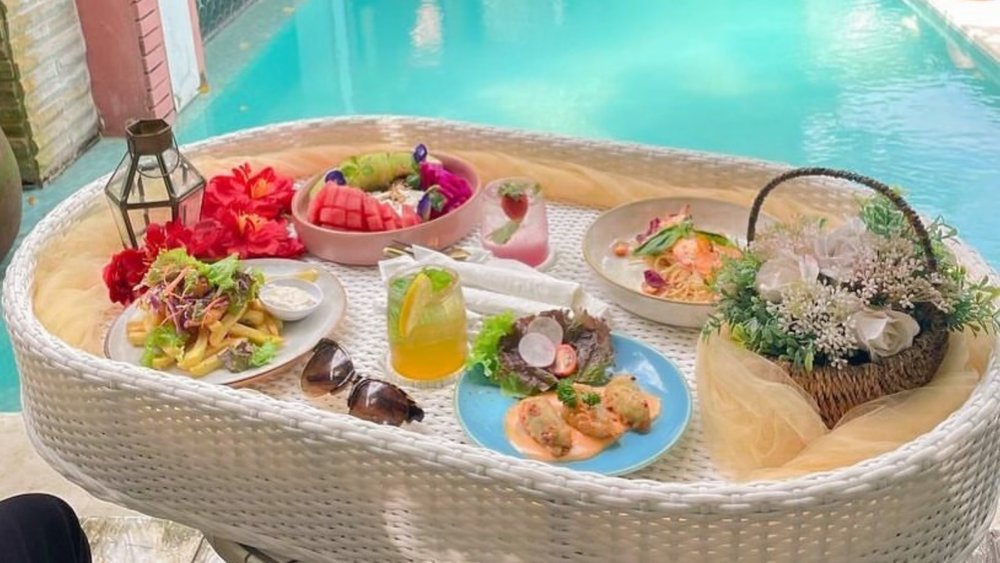 Take a picnic by the pool! Image credits to @yogowick on Instagram