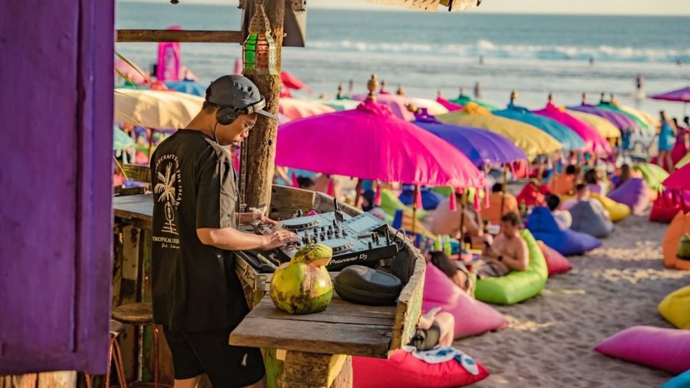 Relax on the sandy beach on comfortable beanbags and watch amazing Bali sunsets at La Plancha. Credits: @laplanchabali