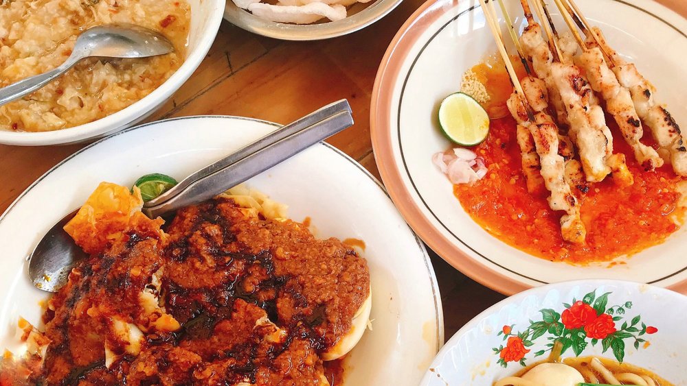Enjoy a wide choice of local and vegan dishes, friendly service, and a whole plate of food with a drink.  Credits: @baiqdaling on Unsplash