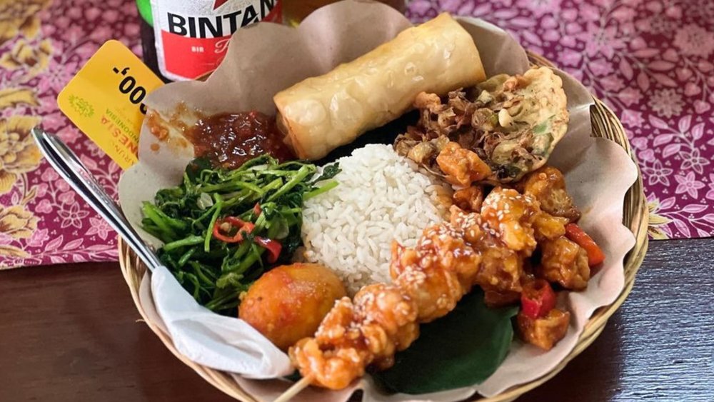 Delicious and affordable meal paired with some beer to beat the Bali heat! Image credits to @speedforever05 on Instagram.