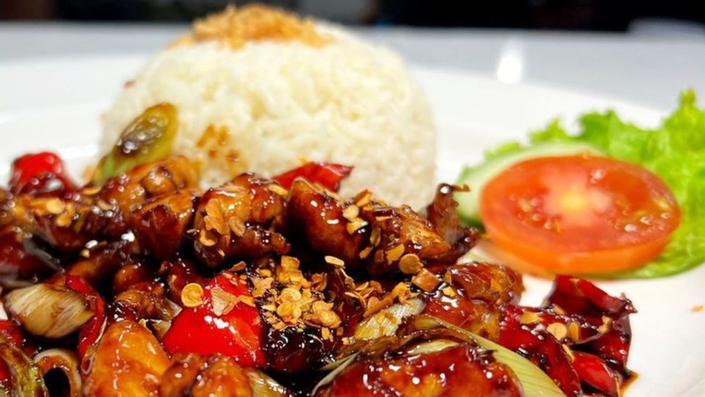 One of their best sellers—Chicken Kung Pao! Image credits to @warungpepebali on Instagram.