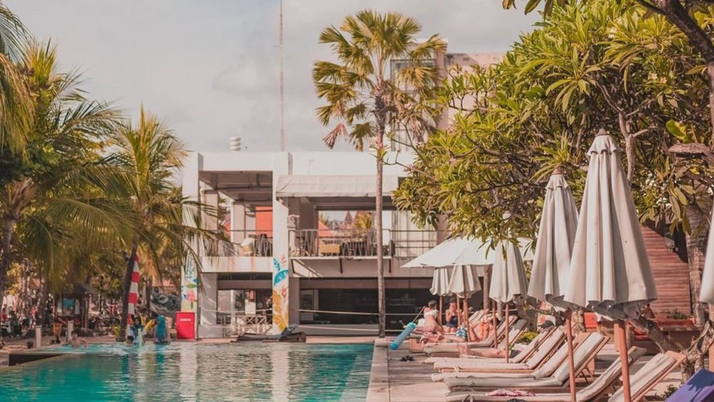 Lounge by the pool and enjoy a cold, refreshing cocktail. Credits: @hqbeachclubbali