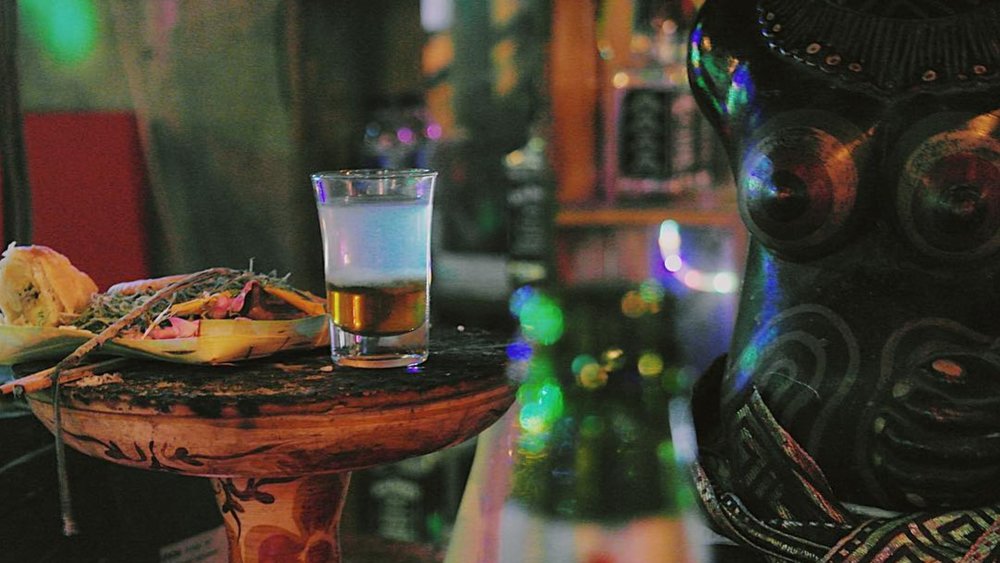 Kick back with a few coldies and bites. Credits: @danudika