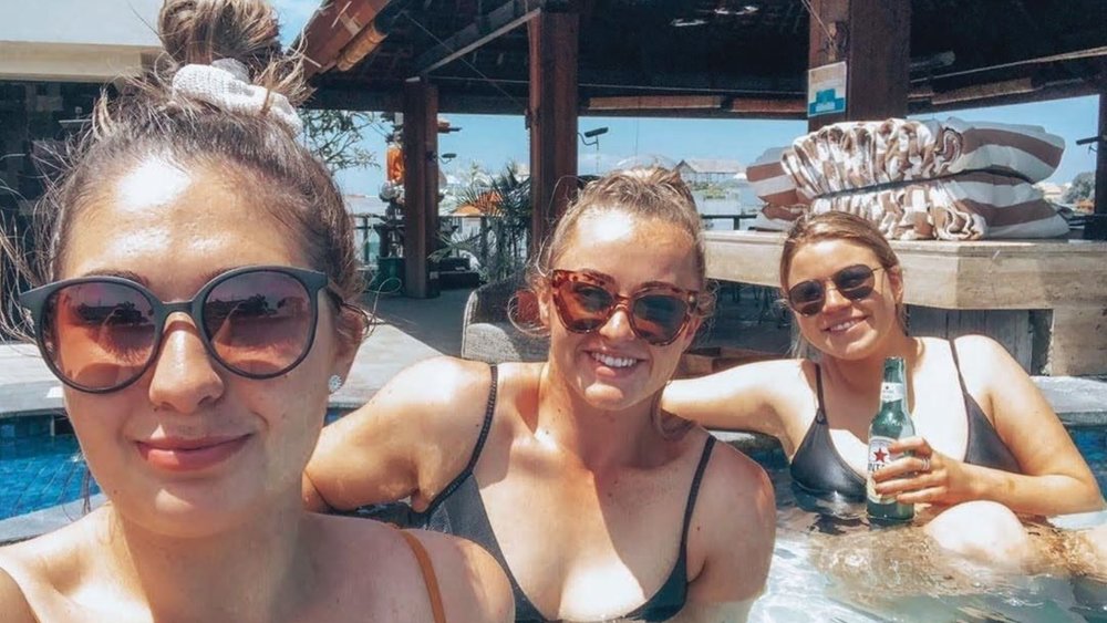 Never too early for a few drinks! Credits: @_carlzgee