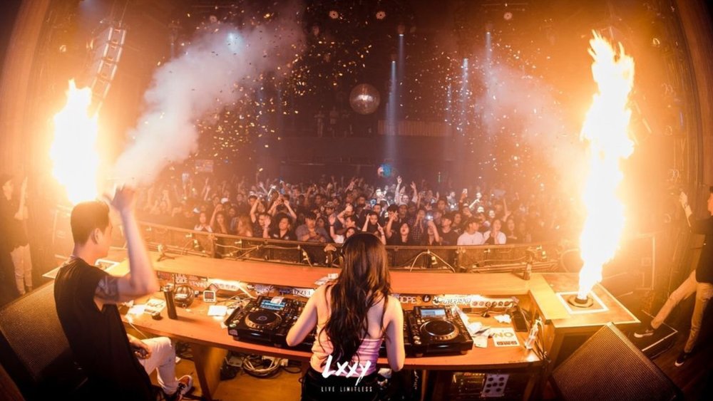 Get the party started at LXXY either at the pool or at the club! Credits: @lxxybali