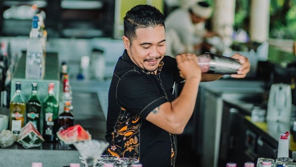 Enjoy craft cocktails with your besties every night. Credits: @envy_bali