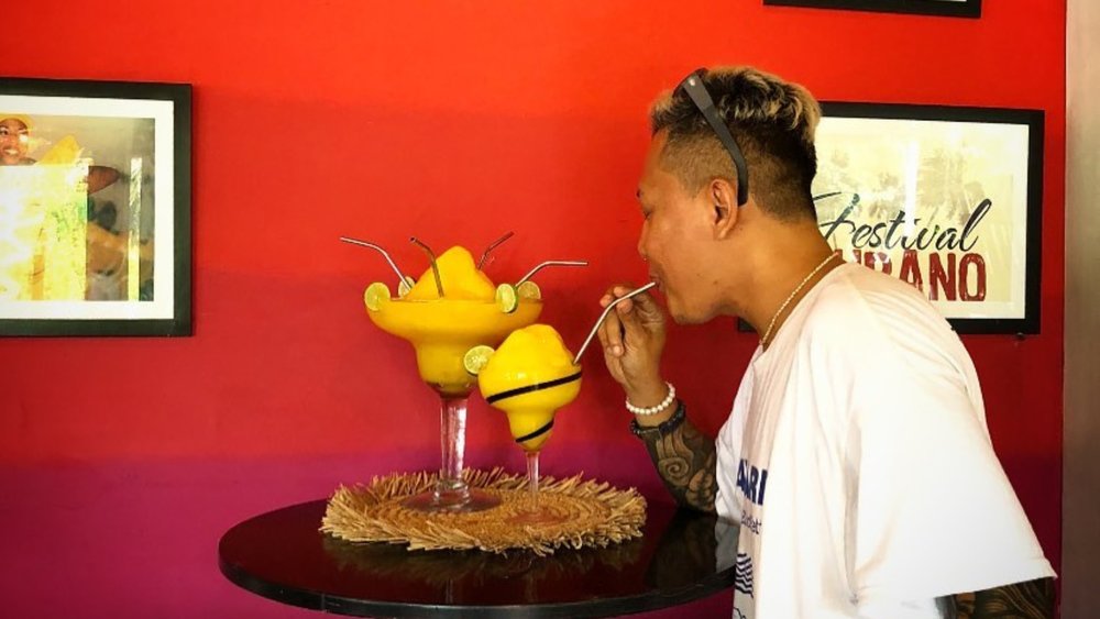 Challenge yourself and finish one big margarita alone! Credits: @clubhavanabali