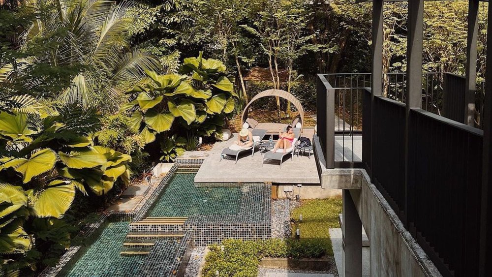 Embrace the off-grid lifestyle by unwinding amidst the lush and elegant architecture of Double Six. Credits: @lloydsinn on Instagram