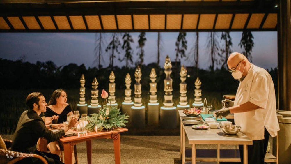 A cuppa amidst nature's beauty.