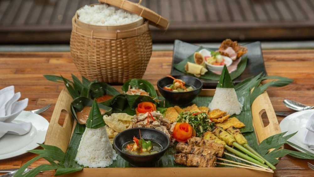 Keep memories forever with this romantic riverside dining experience for the books. Credits: @sweptawayrestaurant on Instagram