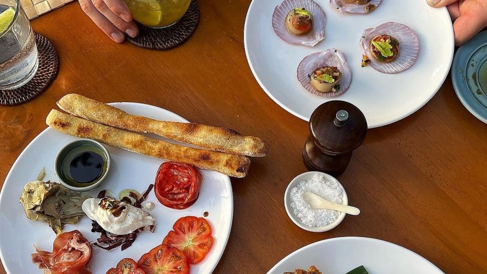 Seaside elegance, dining by the waves. Credits: @yalamik on Instagram
