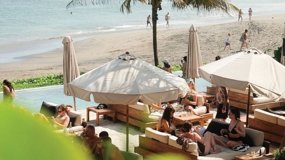 Beachfront bliss, cocktails in the breeze. Credits: @thelawncanggu on Instagram