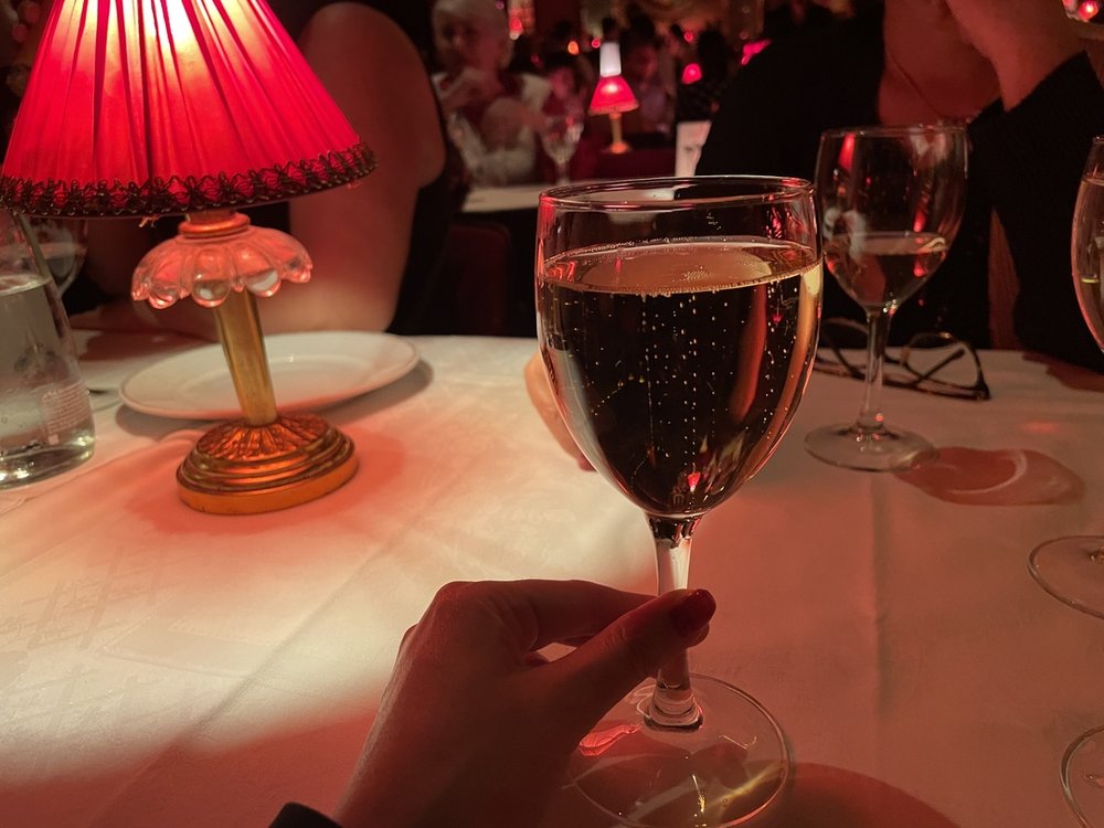 11202 8406 Moulin Rouge wine