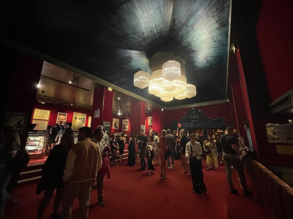 11202 8406 Moulin Rouge indoors