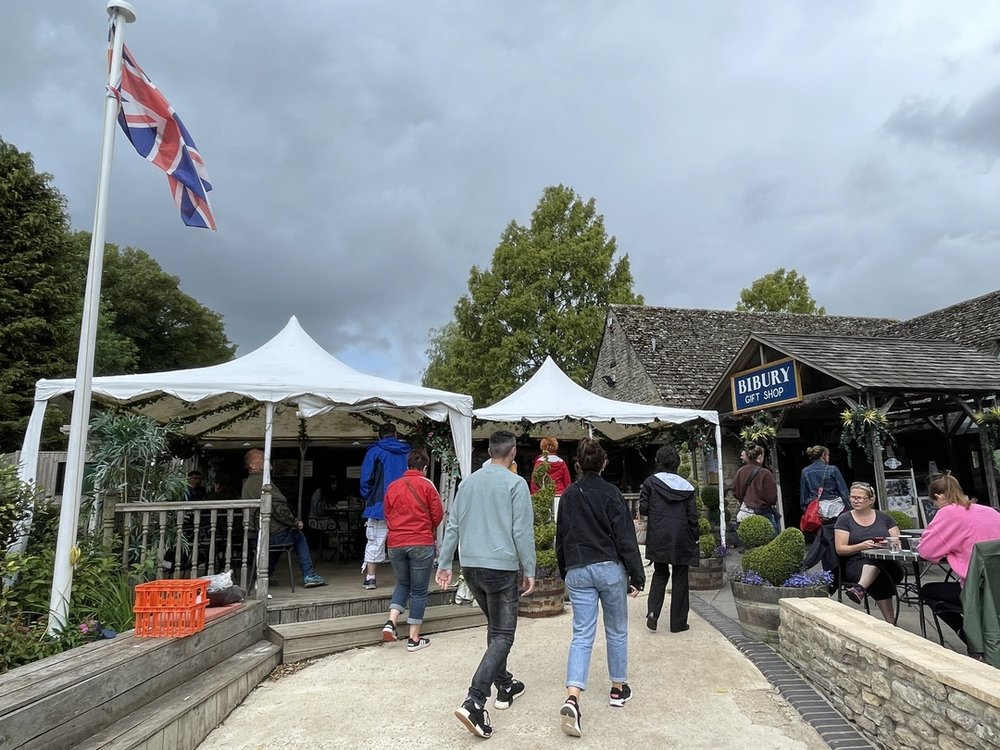 91618 Cotswolds Bibury entrance outdoor gift shop