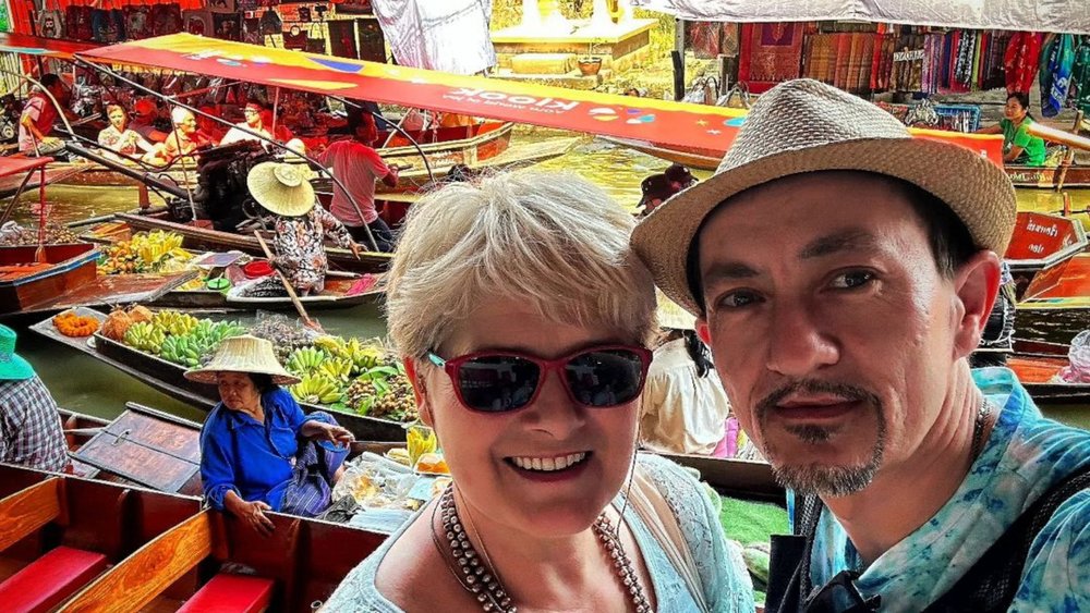 Lost in the vibrant maze of Damnoen Saduak Floating Market. Credits: @ukryte_na_widoku Instagram