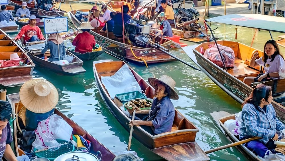 Immersed in Colors and Culture at Bangkok's Enchanting Floating Market! Credits: @paul_phillips_tc on Instagram