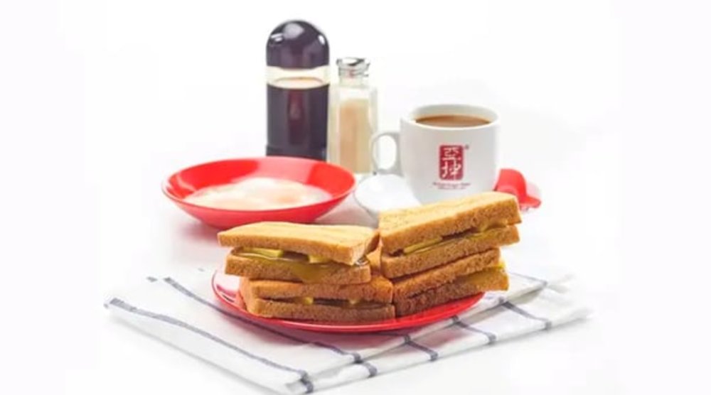 อาหารเช้าสุดคลาสสิค จากประเทศสิงคโปร์ เสิร์ฟไข่ลวก กาแฟนานยาง ขนมปังปิ้งเนยสด 