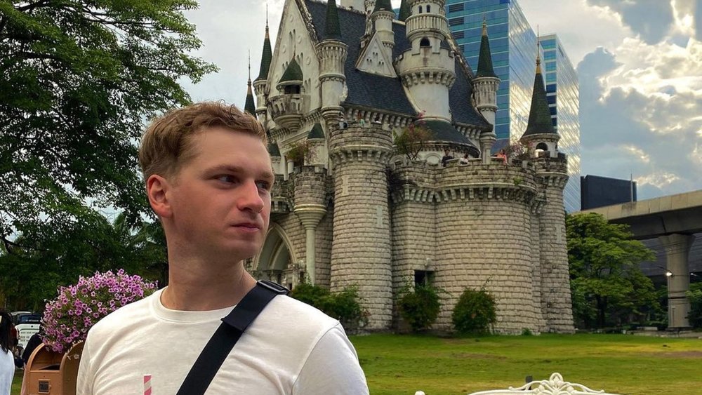 Exploring the Enchanting Castle of Bangkok's Jodd Fairs. Credits: @den_levv on Instagram