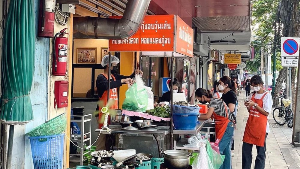 Somsak Pu Ob's Michelin Bib Gourmand Delights 🍲🦀🌶️Credit: @thebelly_eats on Instagram