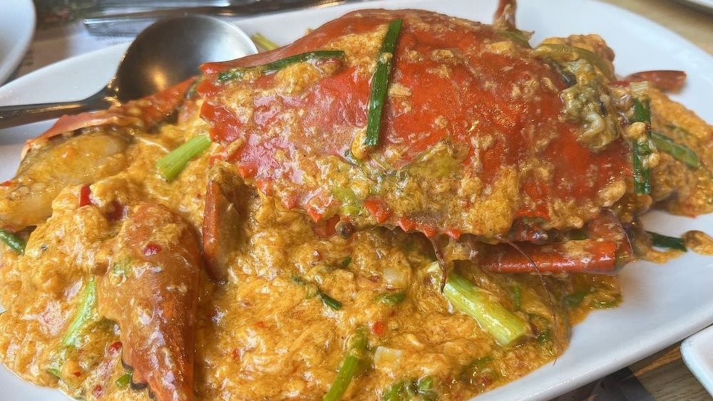 Savoring The Irresistible Flavors of Crab Curry 🦀🍛 Credit: @rucia.c on Instagram