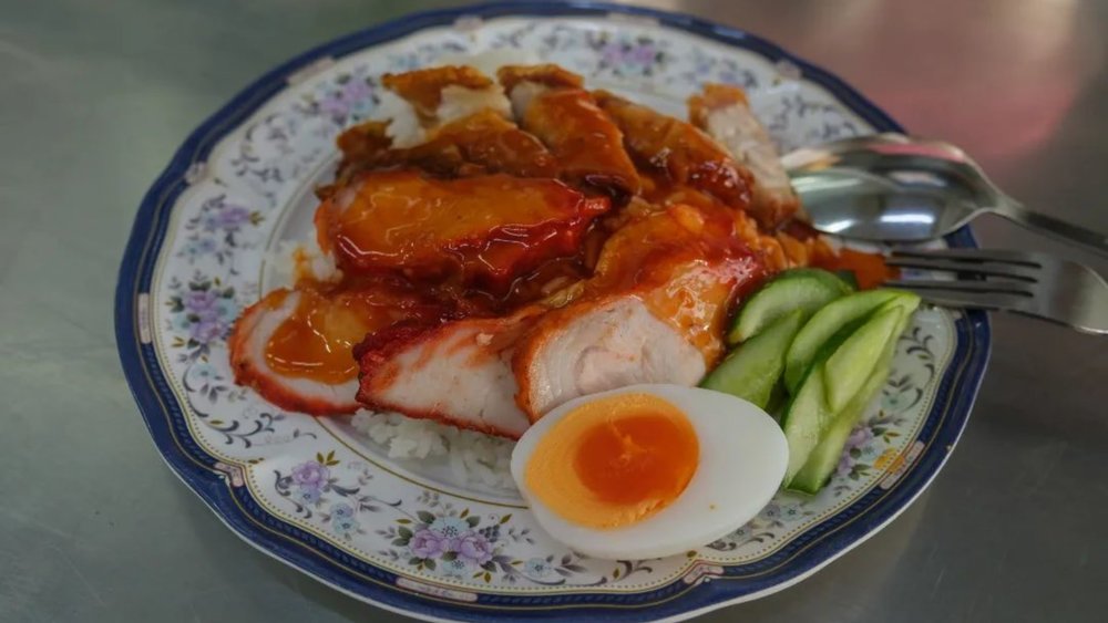 Savoring The Perfect Harmony of Flavors and Crunch in Every Bite! 🍖🍚Credit: @dumblunavic on Instagram