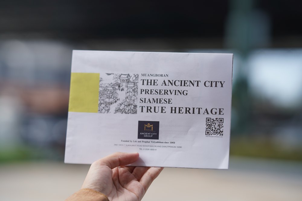 Person holding an attraction guide