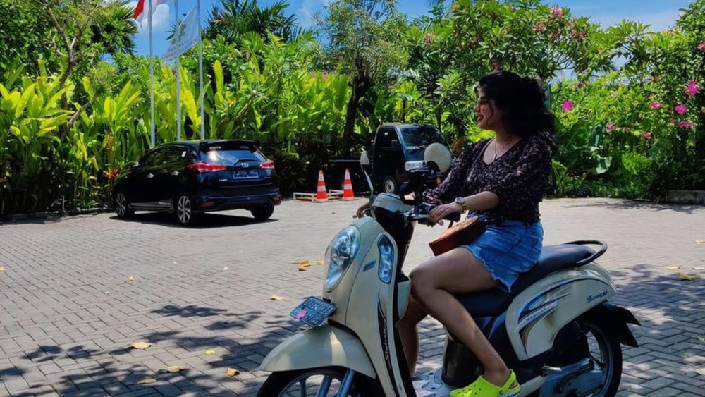 Scooter around Bali is the easiest way to explore the island! Image credit to Prince