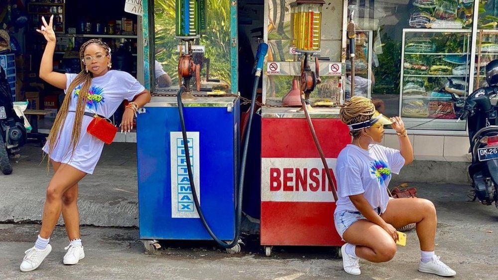 You can find this kind of small petrol vendor at almost every street in Bali. Image credit to @_twininfluencers on Instagram