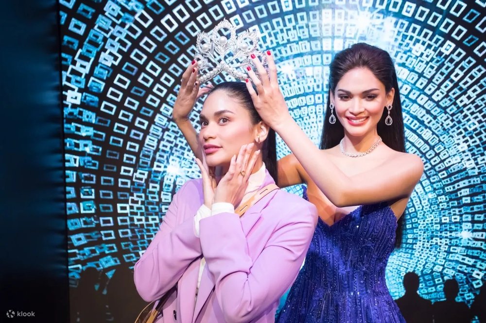 Pia Wurtzbach with her statue
