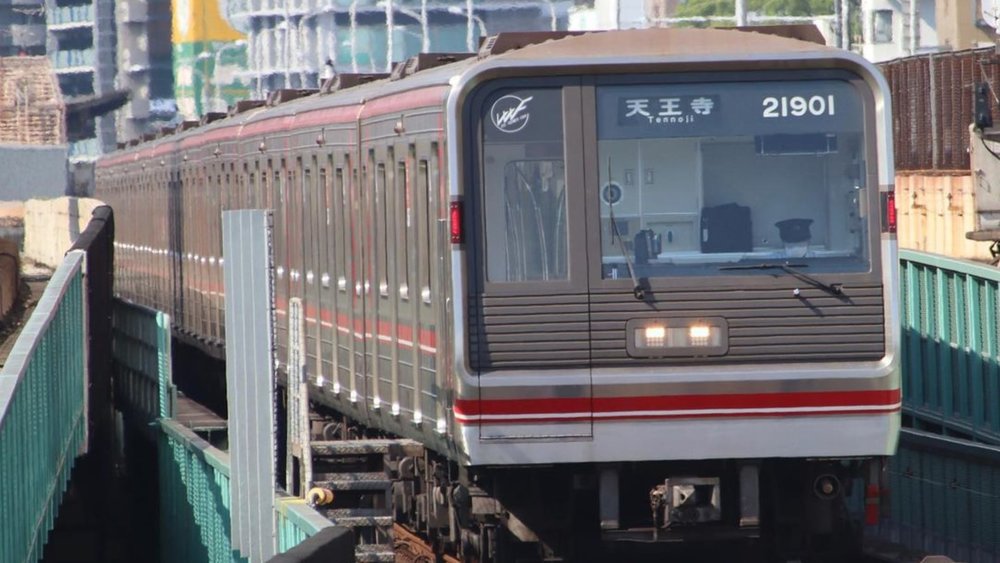 This red-striped bus is the Midosuji Subway line. Credits to @yoshihiro_zeronine on Instagram