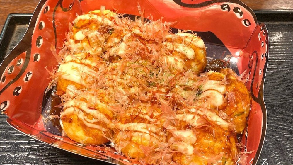 Watch the bonito flakes dance atop the freshly-cooked takoyaki! Credits to @miiko_iiko on Instagram