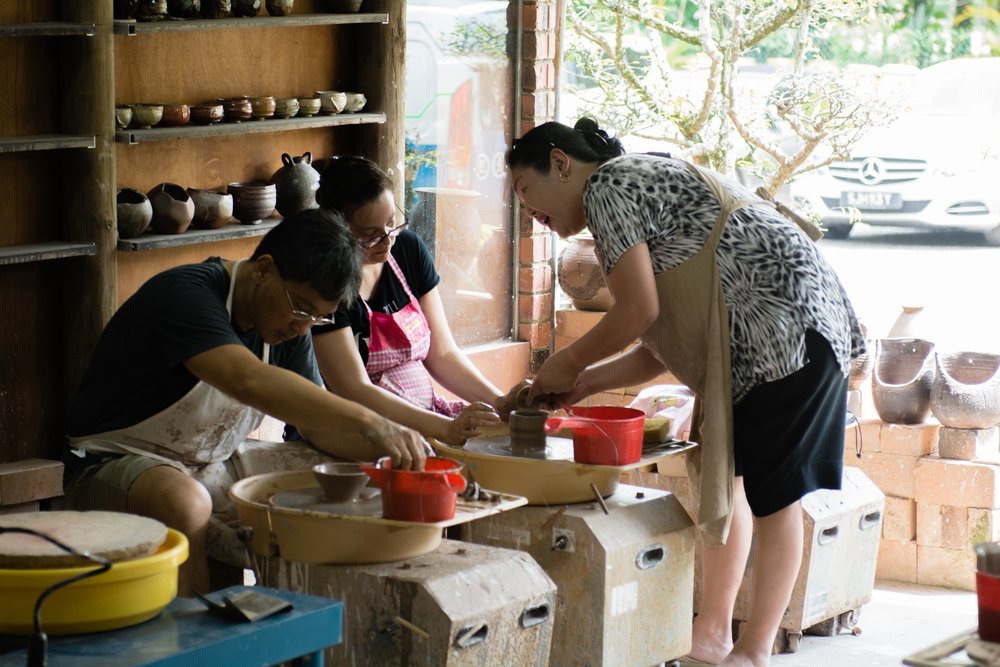 Pottery expert talking to participants