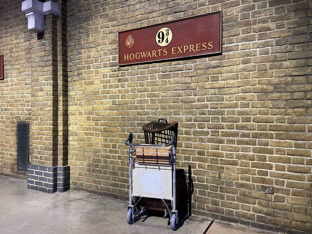 warner bros. harry potter 9 3/4 platform