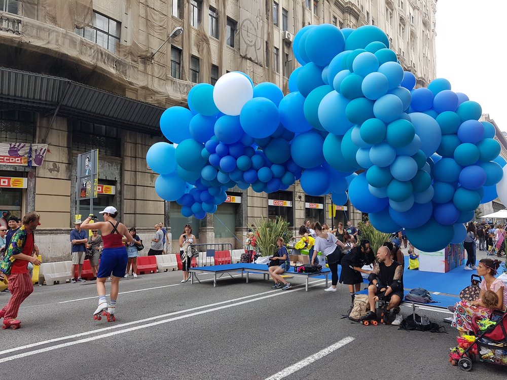 balloons and a growing crowd in the streets of barcelona